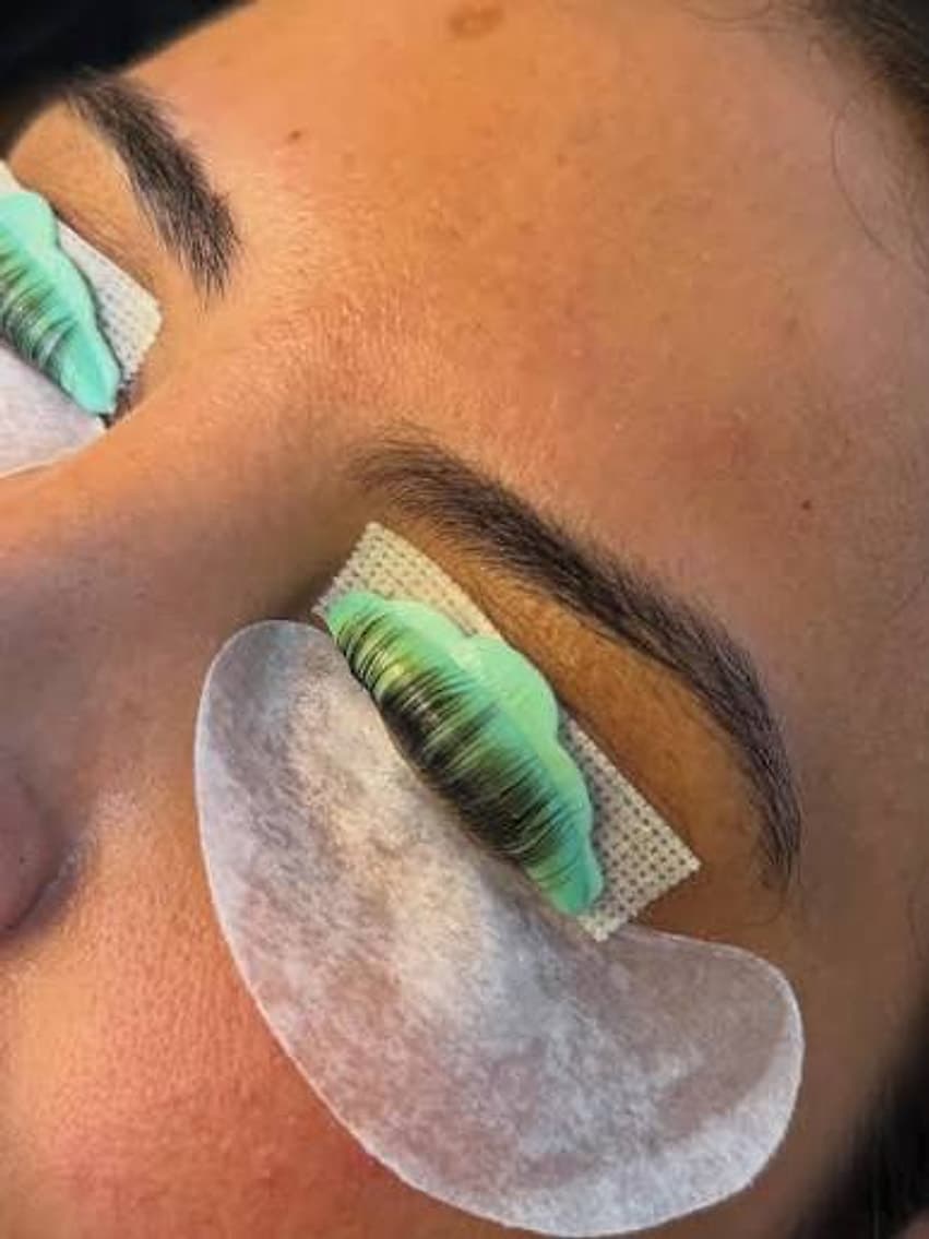 Göz altı bandıyla sürdürülen kirpik lifting uygulaması