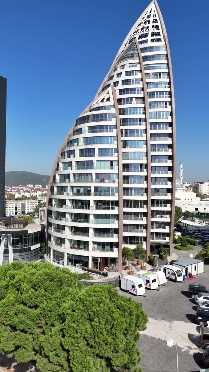 Havadan çekimde Safi Espadon Kule'nin yelken biçimli cephesi